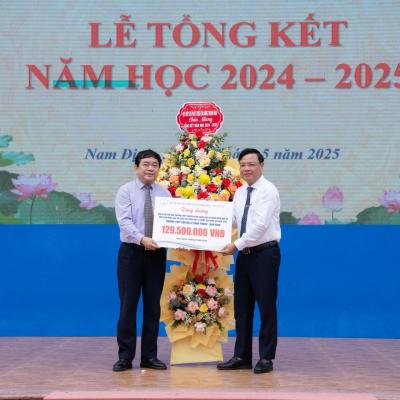 KHEN THƯỞNG HỌC SINH ĐẠT THÀNH TÍCH CAO TRONG CÁC KỲ THI KHU VỰC VÀ QUỐC GIA